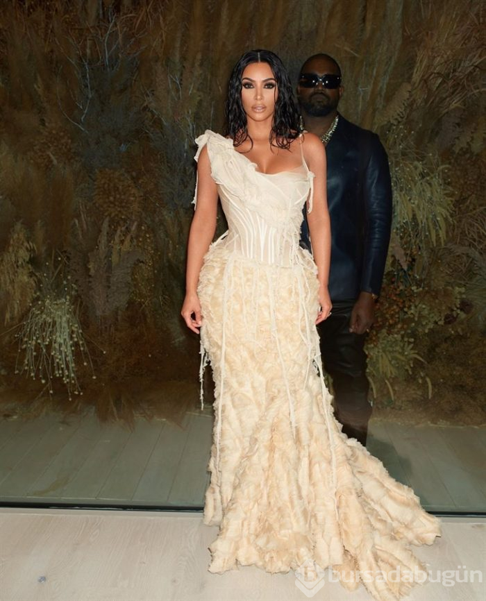 Kardashian elbisesiyle büyüledi!
