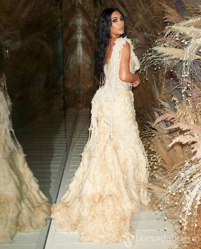 Kardashian elbisesiyle büyüledi!