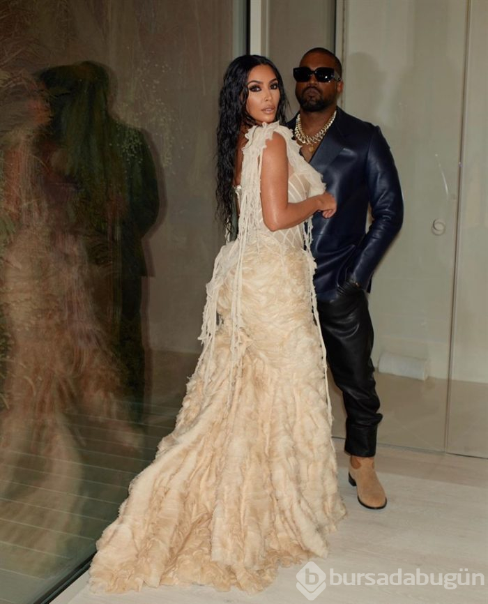 Kardashian elbisesiyle büyüledi!