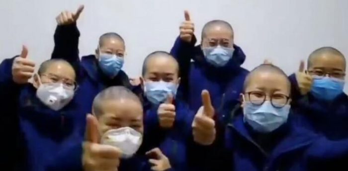 Doktorlar ve hemşireler saçlarını kazıtıyor!