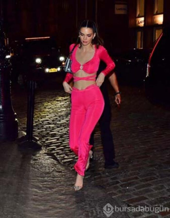 Kendall Jenner 2000'lerin modası canlandırdı