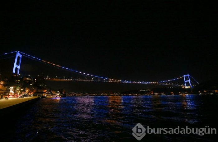 İstanbul'un iki köprüsü renklerine büründü