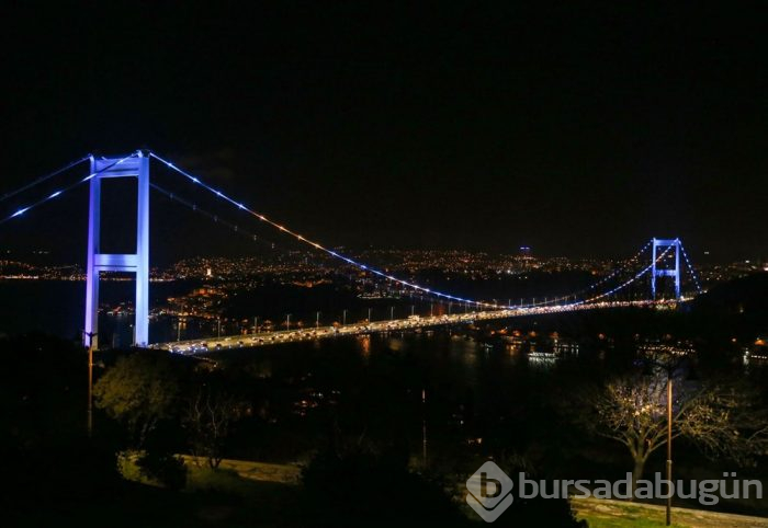 İstanbul'un iki köprüsü renklerine büründü