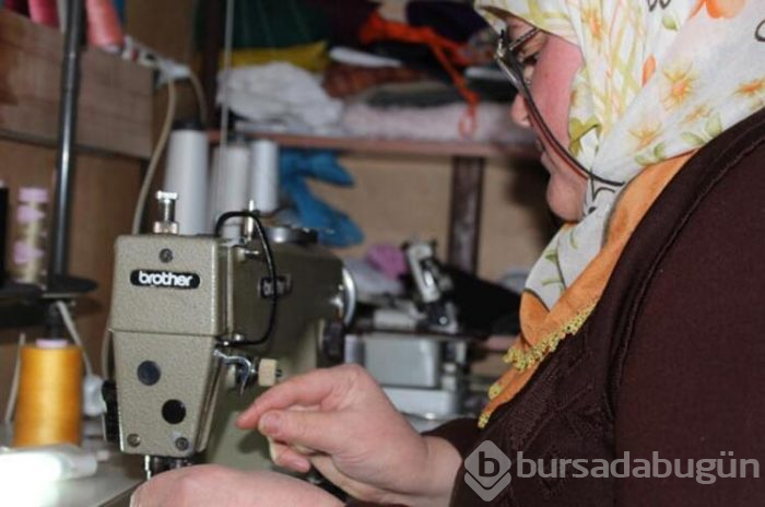  4 çocuk annesi, çalışma azmi ile  övgü topluyor