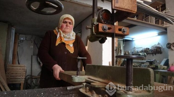  4 çocuk annesi, çalışma azmi ile  övgü topluyor