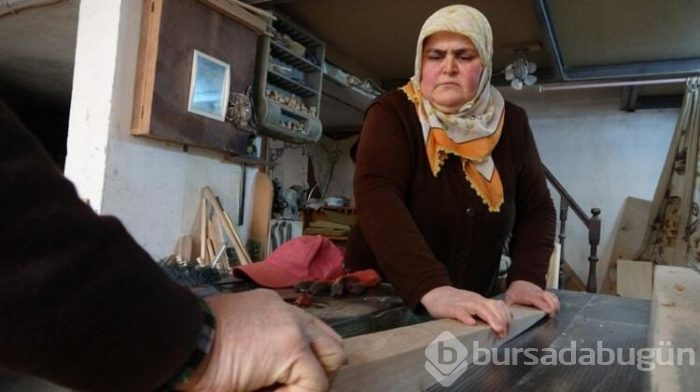  4 çocuk annesi, çalışma azmi ile  övgü topluyor