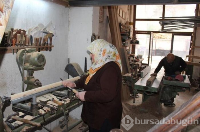  4 çocuk annesi, çalışma azmi ile  övgü topluyor