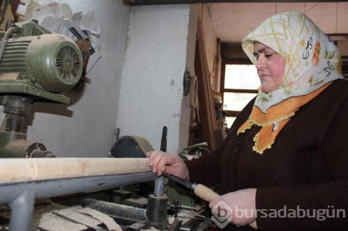  4 çocuk annesi, çalışma azmi ile  övgü topluyor