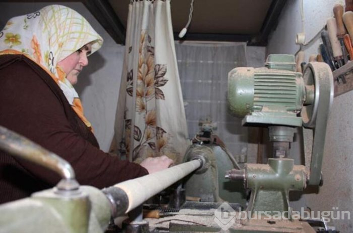  4 çocuk annesi, çalışma azmi ile  övgü topluyor