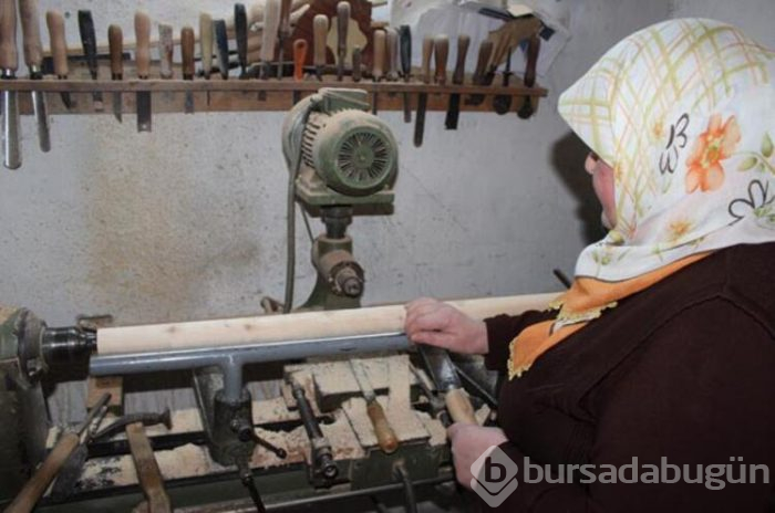  4 çocuk annesi, çalışma azmi ile  övgü topluyor