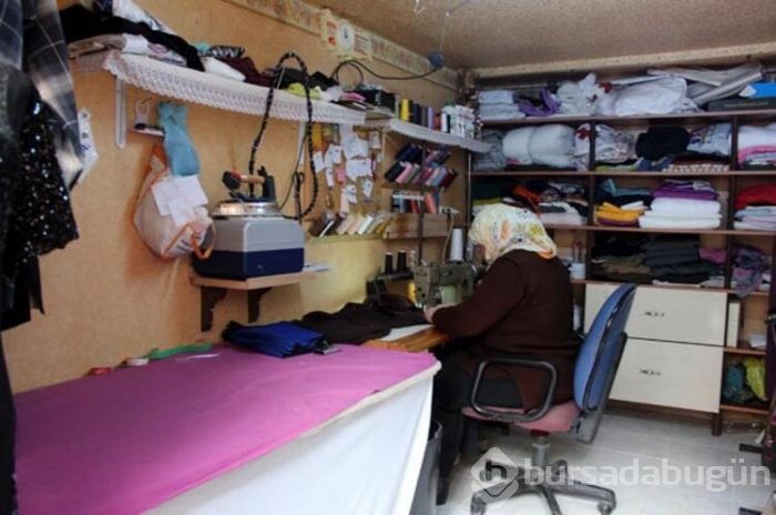  4 çocuk annesi, çalışma azmi ile  övgü topluyor