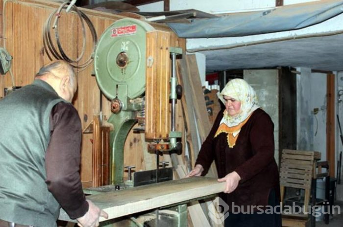  4 çocuk annesi, çalışma azmi ile  övgü topluyor