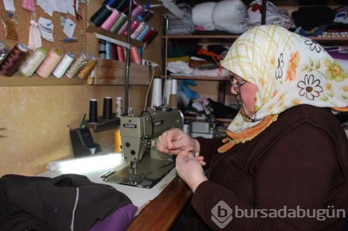  4 çocuk annesi, çalışma azmi ile  övgü topluyor