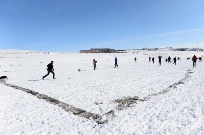 Buz üzerinde futbol keyfi