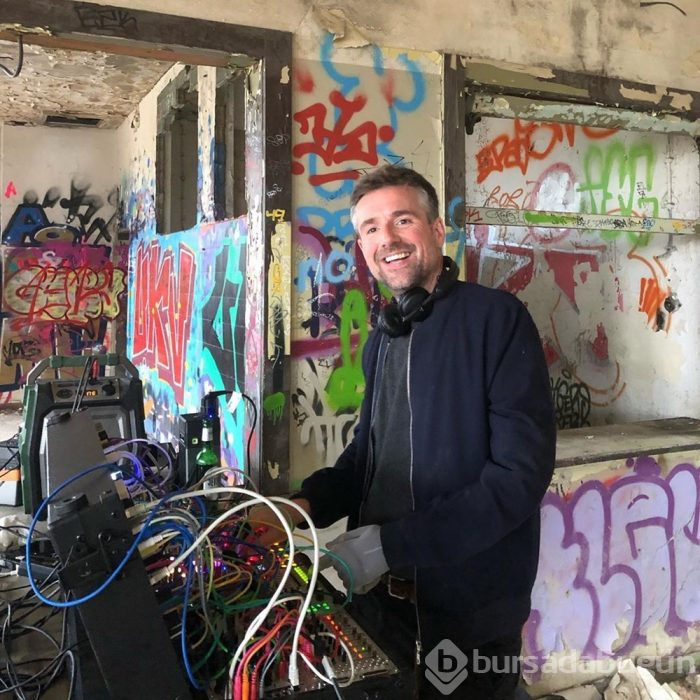  Protez kolla müzik aleti çalıyor