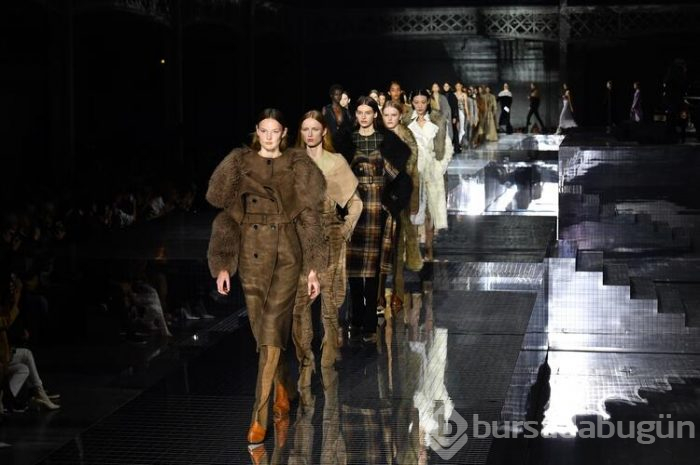 Burberry Defilesi'nde ünlü güzeller yürüdü!
