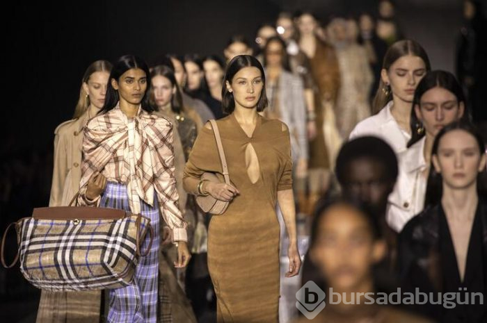 Burberry Defilesi'nde ünlü güzeller yürüdü!