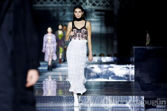 Burberry Defilesi'nde ünlü güzeller yürüdü!