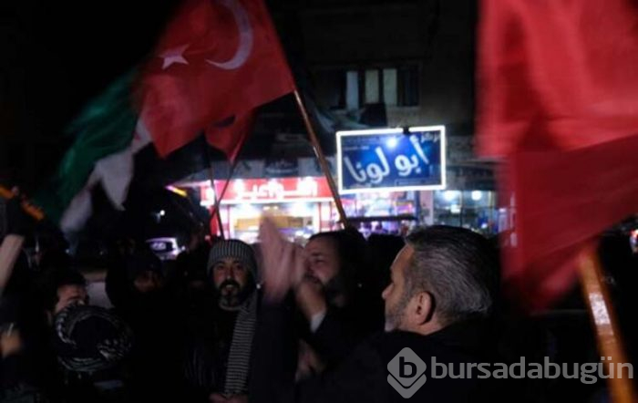 Türk bayraklarıyla sokaklara döküldüler!