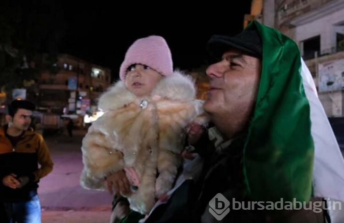 Türk bayraklarıyla sokaklara döküldüler!