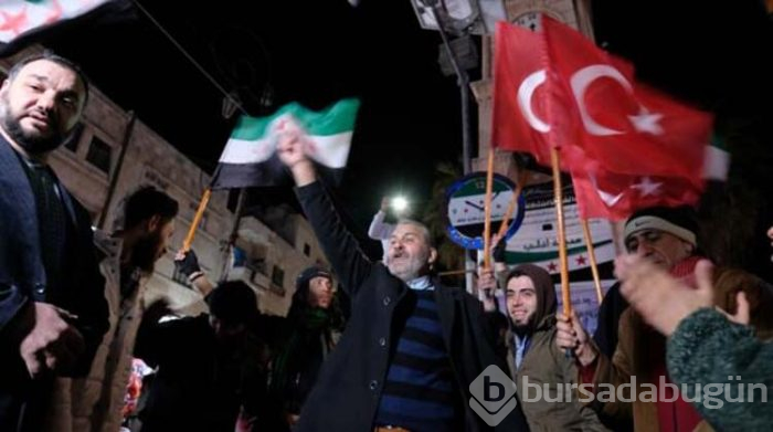 Türk bayraklarıyla sokaklara döküldüler!
