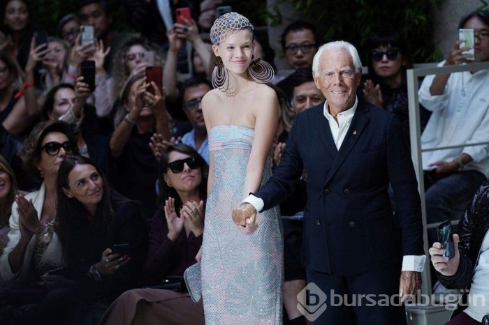 Boş salonda defile yaptı
