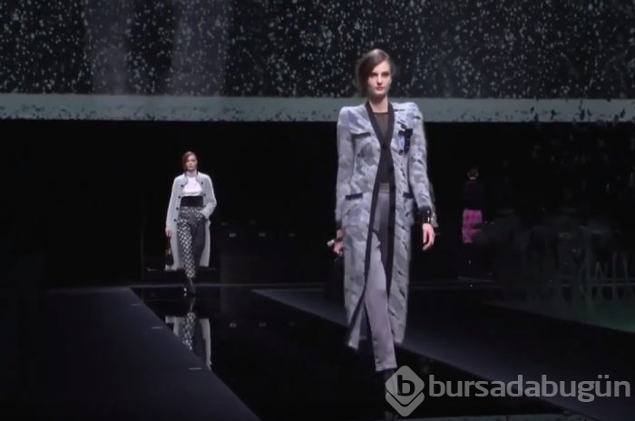Boş salonda defile yaptı