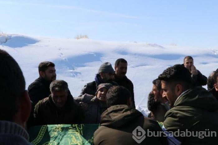 Depremde hayatını kaybedenlere gözyaşları arasında veda