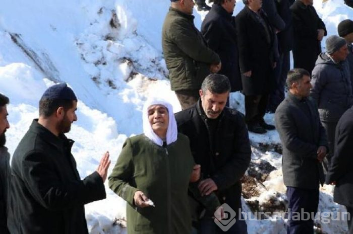 Depremde hayatını kaybedenlere gözyaşları arasında veda