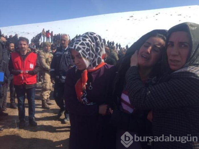 Depremde hayatını kaybedenlere gözyaşları arasında veda
