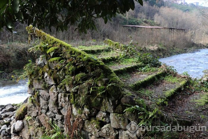 Rize'de tarihi kemer köprü yıkıldı!