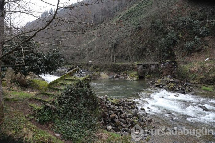 Rize'de tarihi kemer köprü yıkıldı!