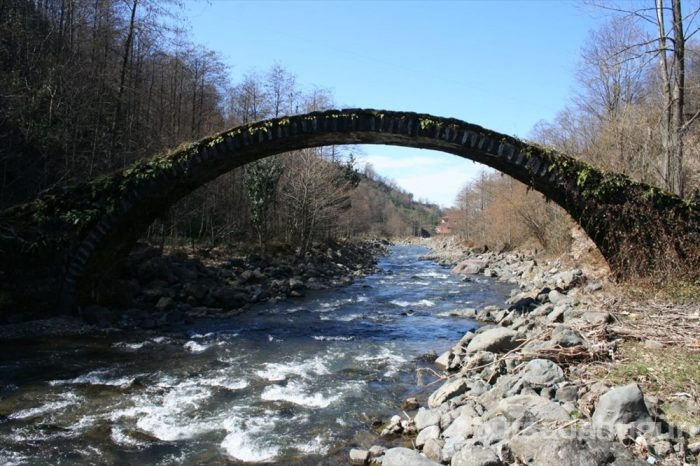 Rize'de tarihi kemer köprü yıkıldı!