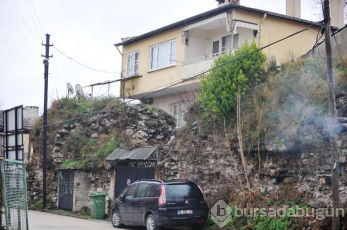 Bursa'da tarihi surların üzerine ev yapmışlar!