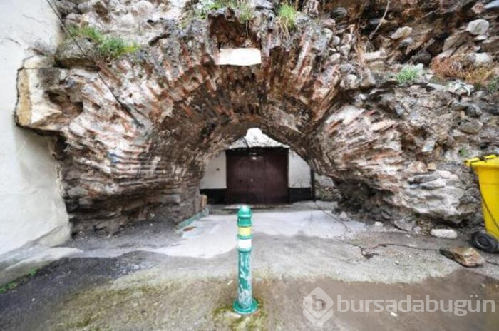 Bursa'da tarihi surların üzerine ev yapmışlar!