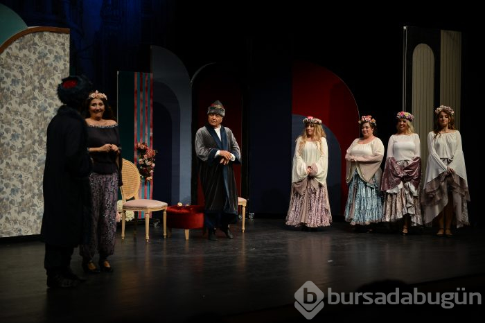 İstanbul Efendisi Türk Anneler Derneği yararına sahnede