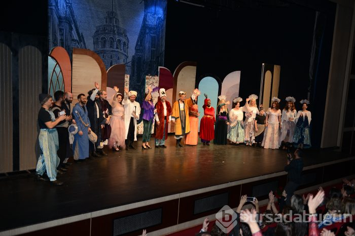 İstanbul Efendisi Türk Anneler Derneği yararına sahnede