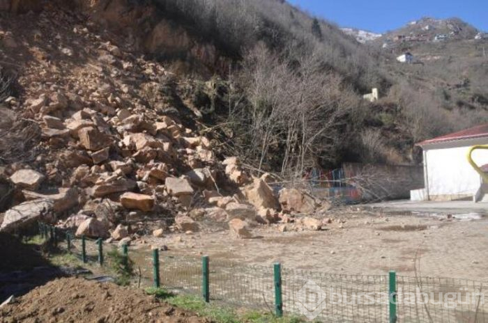 Okul bahçesinde heyelan!