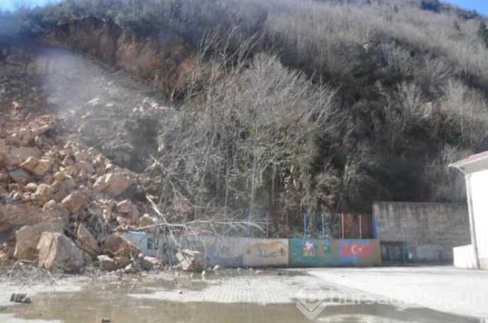 Okul bahçesinde heyelan!