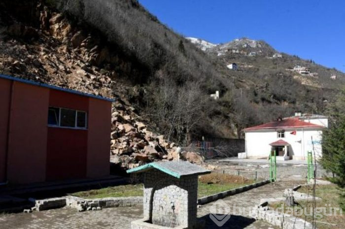 Okul bahçesinde heyelan!