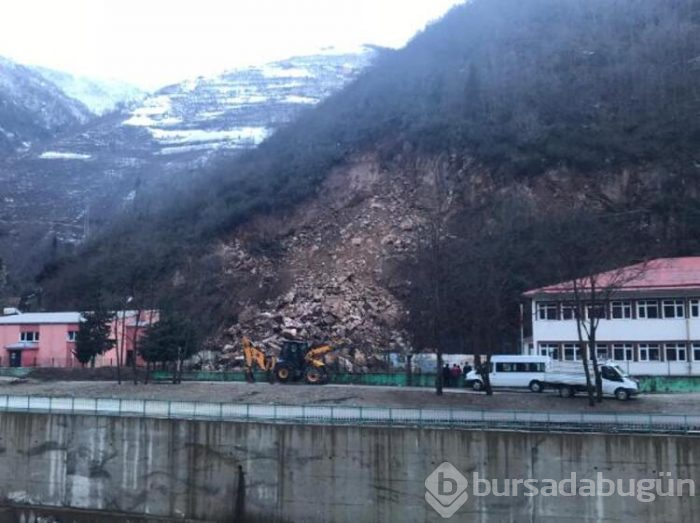 Okul bahçesinde heyelan!