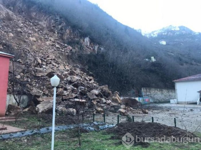 Okul bahçesinde heyelan!