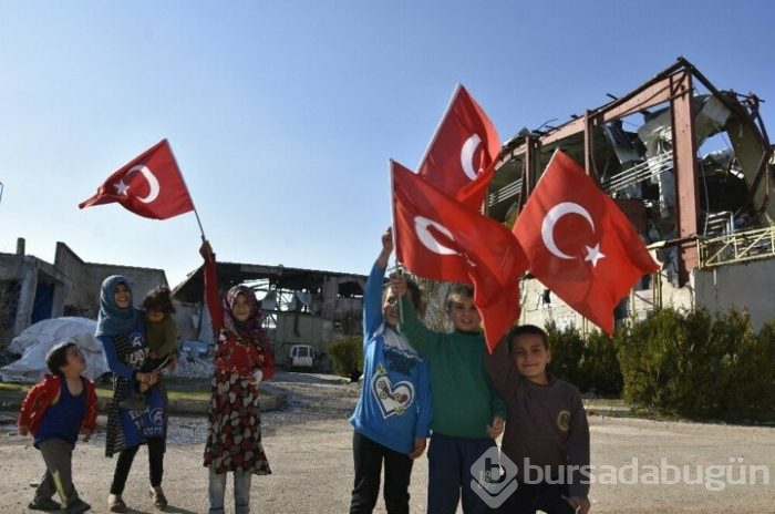 Çocuklar Türk bayraklarıyla enkazın içinde saklanıyorlar