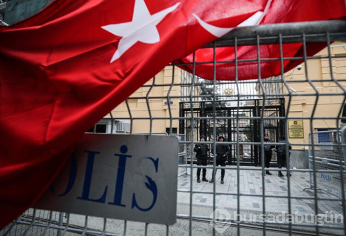 Protestocular Rus konsolosluğuna koştular!