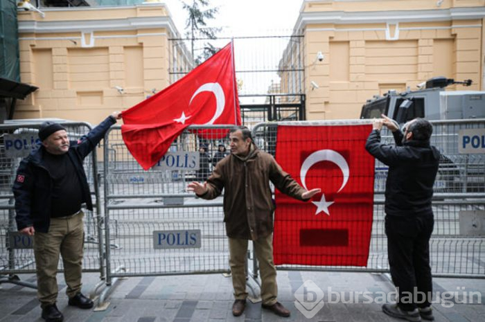 Protestocular Rus konsolosluğuna koştular!