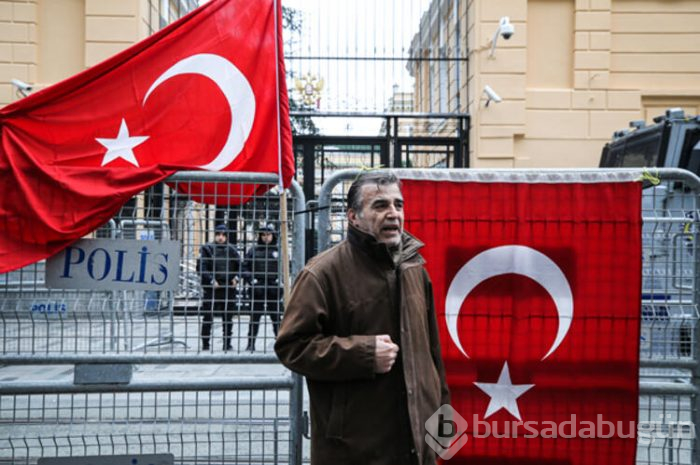 Protestocular Rus konsolosluğuna koştular!
