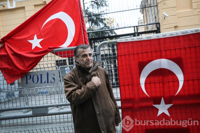 Protestocular Rus konsolosluğuna koştular!