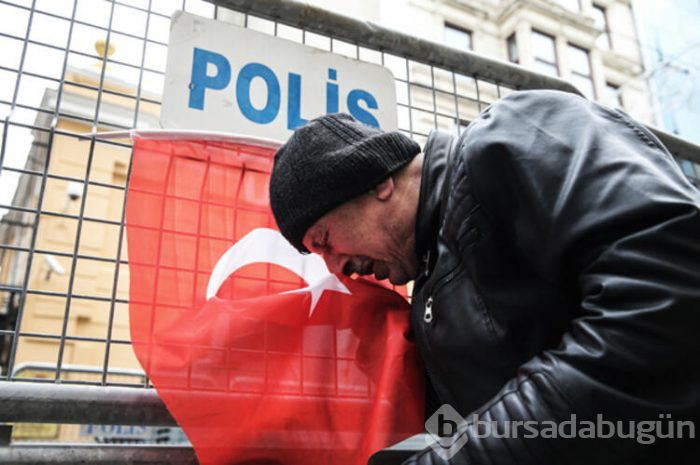 Protestocular Rus konsolosluğuna koştular!