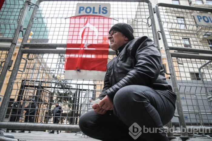 Protestocular Rus konsolosluğuna koştular!