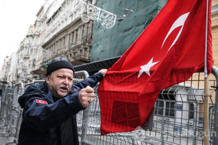 Protestocular Rus konsolosluğuna koştular!